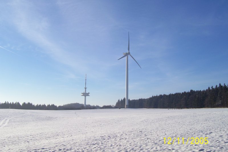 Windrad mit Fernsehturm auf der Lnge beim Frstenberg aufgenommen am 11.12.09.