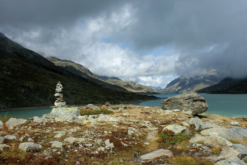 Wolkenfetzen sorgen fr eine dramatische Stimmung am Lago Bianco.
(18.09.2009)