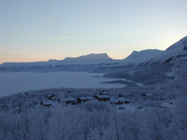 Zweimal das Lapporten von der Bungalowsiedlung in Bjrkliden gesehen. Hier der Blick ber den Tornetrsk und Bjrkliden am Tag; 31.01.2003