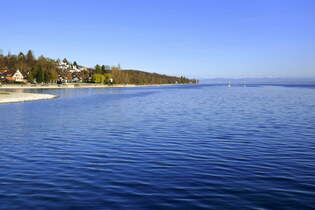 Unteruhldingen am Bodensee, Blick von der Schiffsanlegestelle sdostwrts, April 2025
