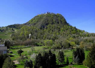 Singen, Blick von der Stadt auf den Hohentwiel, den 696m hohen Hausberg vulkanischen Ursprungs, am Berg befindet sich Deutschlands hchstes Weinanbaugebiet in ca.560m Hhe und auf dem Gipfel
