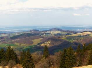 Blick von der Wasserkuppe ins hessische Bergland, 02.04.2025