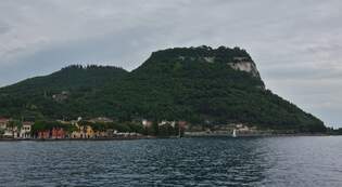 In der Nhe von Garda ragt dieser mchtige Bergkoloss  La Rocca  am Ufer des Gardasees empor.