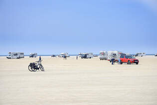 Auf der dnischen Nordseeinsel Rm (dnisch Rm) ist es erlaubt, mit dem Auto auf die sehr breiten Sandstrnde zu fahren.