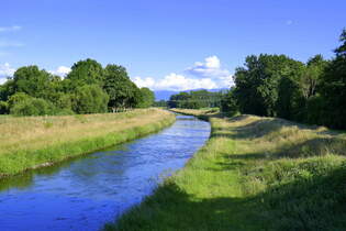 Blick von der Straenbrcke bei March-Neuershausen auf die Dreisam fluaufwrts, am Horizont der Schwarzwald, Juli 2025