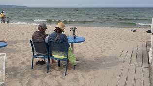 Am Strand von Binz am 22.06.25 mit Blick auf die Prorer Wiek, einer Ostseebucht zwischen der Halbinsel Jasmund und der Granitz auf der Insel Rgen.