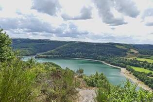 Blick von einem Wanderweg nahe Kaundorf (L),in Sdlicher Richtung, die Brcke links gehrt zur Strae Esch Sauer - Insenborn.