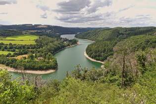 Blick von einem Wanderweg nahe Kaundorf (L), ber den Stausee in Richtung Lultzhausen  und Insenborn.