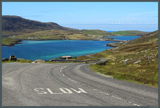 Eine wenig befahrene Strae verbindet Barra mit der Nachbarinsel Vatersay (im Hintergrund).