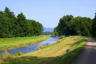Die Dreisam fliet durch die Rheinebene, im Hintergrund der Kaiserstuhl, Juli 2025
