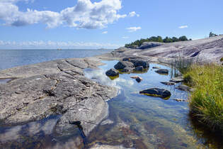 Felsen am Wanderweg Grnsleden auf der Halbinsel Grns bei Vstervik (Smland, Schweden).