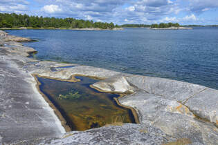 Felsenkste im nrdlichen Teil von Grns bei Vstervik (Smland, Schweden).