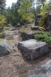 Der Wanderweg Grnsleden im schwedischen Smland fhrt durch mehrere Gebiete mit Felsen.
