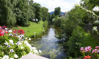 Schiltach im Schwarzwald, Blick von der Hberlesbrcke auf die Kinzig fluabwrts, Aug.2025