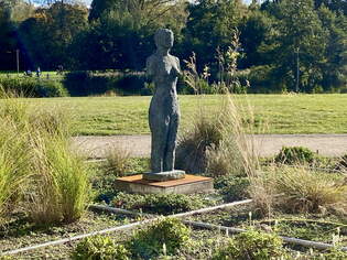 Weiterer Blick in den  Skulpturengarten an der Kunsthalle in Rostock am 18.