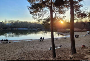 Das Jahr 2024 ausklingen und noch einmal Revue passieren lassen: bei Sonnenuntergang und vielleicht einem Getrnk im Heidebad Halle (Saale).