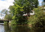 Bebauung bis zum Ufer der Spree im Spreewald, gesehen am 19.
