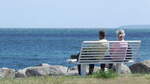 Zu zweit am Meer mit Blick auf die Prorer Wiek, einer Ostseebucht zwischen der Halbinsel Jasmund und der Granitz auf der Insel Rgen.