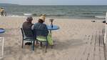 Am Strand von Binz am 22.06.25 mit Blick auf die Prorer Wiek, einer Ostseebucht zwischen der Halbinsel Jasmund und der Granitz auf der Insel Rgen.