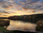 Leuchtender Himmel ber dem Heidesee in Halle (Saale).