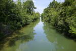 Blick auf den schiffbaren Neu-Breisach-Kanal im Elsa bei der Ortschaft Biesheim, Aug.2025