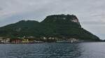 In der Nhe von Garda ragt dieser mchtige Bergkoloss  La Rocca  am Ufer des Gardasees empor.