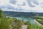 Blick von einem Wanderweg nahe Kaundorf (L),in Sdlicher Richtung, die Brcke links gehrt zur Strae Esch Sauer - Insenborn.