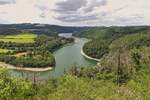 Blick von einem Wanderweg nahe Kaundorf (L), ber den Stausee in Richtung Lultzhausen  und Insenborn.