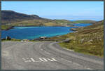 Eine wenig befahrene Strae verbindet Barra mit der Nachbarinsel Vatersay (im Hintergrund).
