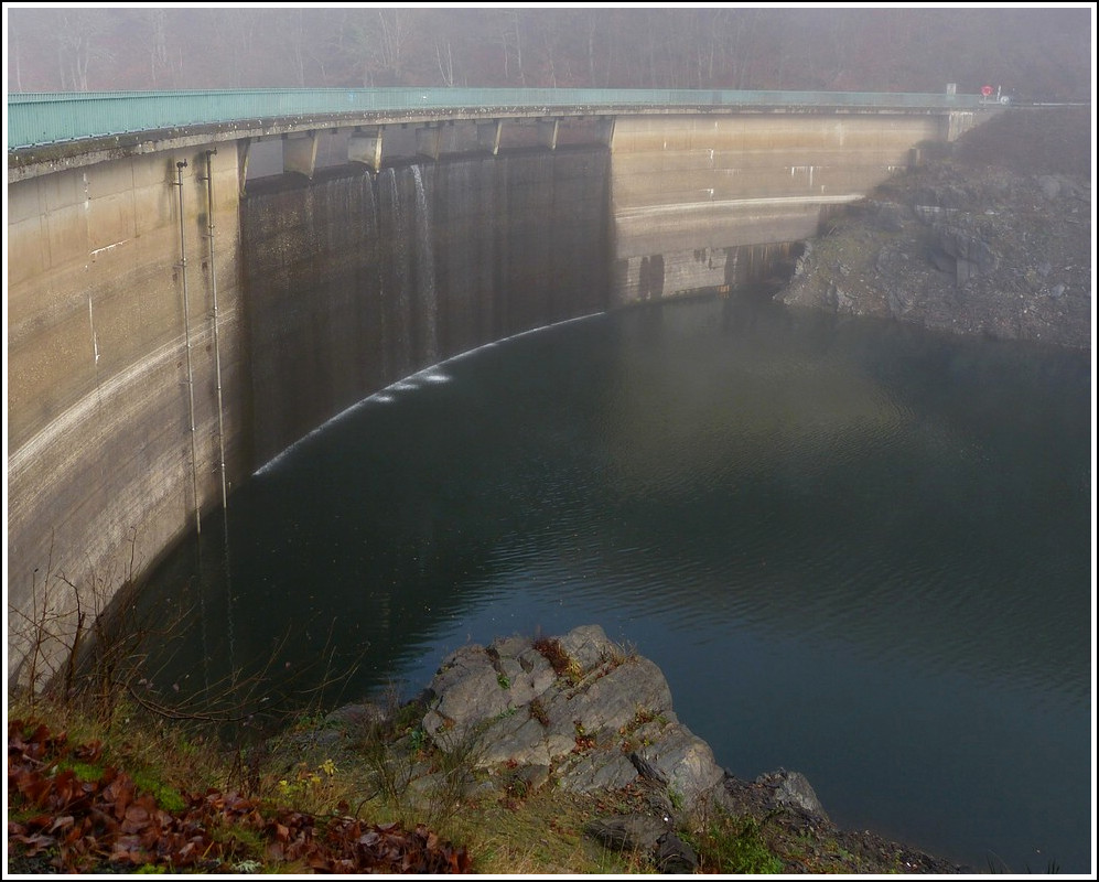 - Wassermangel - Am Stausee der Obersauer gibt es zwischen Bavigne und Liefrange eine Vorstaumauer. Bei einem normalen Pegel von 317 Metern im Winter luft das Wasser ber die ganze Breite der ffnung in den eigentlichen Stausee. Am Morgen des 30.11.2011 war nur ein Rinnsal in der Mitte zu sehen und deutet auf den akuten Wassermangel hin. (Jeanny) 