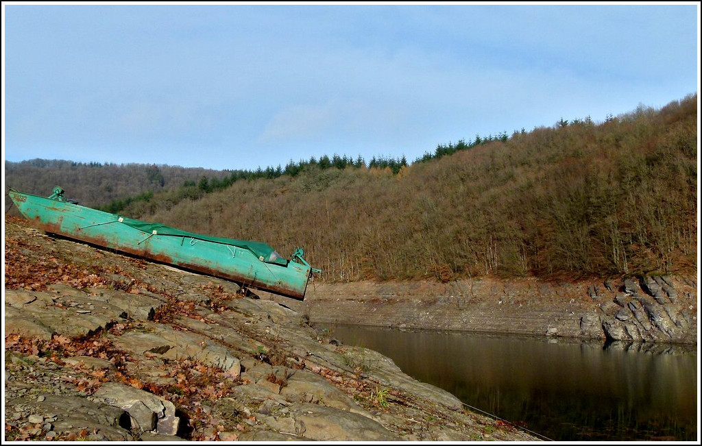 - Wassermangel - Der Wasserpegel des Stausees der Obersauer liegt zur Zeit bei 309 Metern und ist somit 18 Meter tiefer als normal um diese Jahreszeit. Die Fischerboote, die sonst im Wasser liegen, verharren zur Zeit in luftiger Hhe in der Nhe von Baschleiden. 30.11.2011 (Hans) 