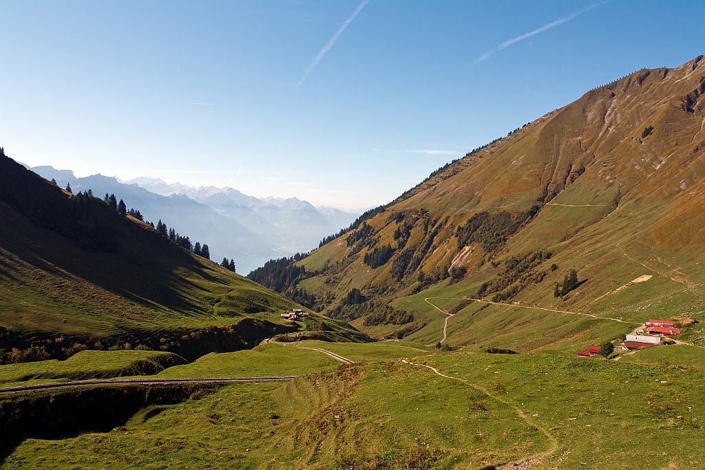 01.10.2011 auf der Fahrt zum Brienzer Rothorn, mit der BRB, hinauf: Blick oberhalb der Station Oberstaffe auf den Brienzersee Richtung Interlaken.