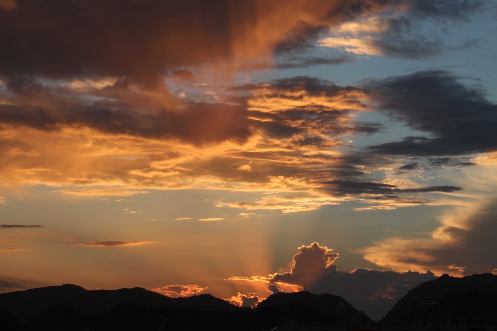 03.12.2012: Sonnenuntergang in den Bergen nahe Maskat, der Hauptstadt Omans