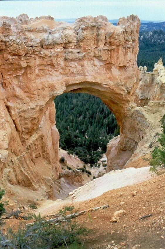 1998 im Bryce Canyon. Ich finde dieses Felsentor hat eine gewisse hnlichkeit mit dem Triumphbogen in Paris - oder irre ich mich?