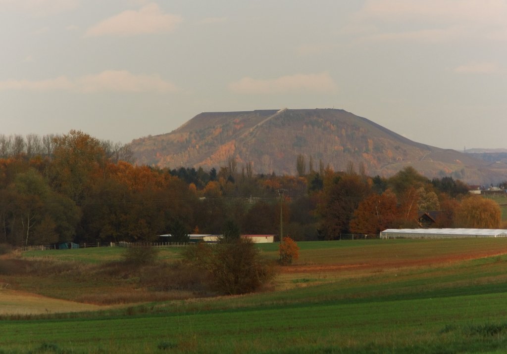 500 Meter von unserem Haus entfernt bot sich am 11.11.2012 dieser Anblick.
30 Minuten vor Sonnenuntergang lag die Bergenhalde in Ensdorf noch im Sonnenlicht.
Blick aus Felsberg von der Landstrae nach Altforweiler nach Ensdorf.