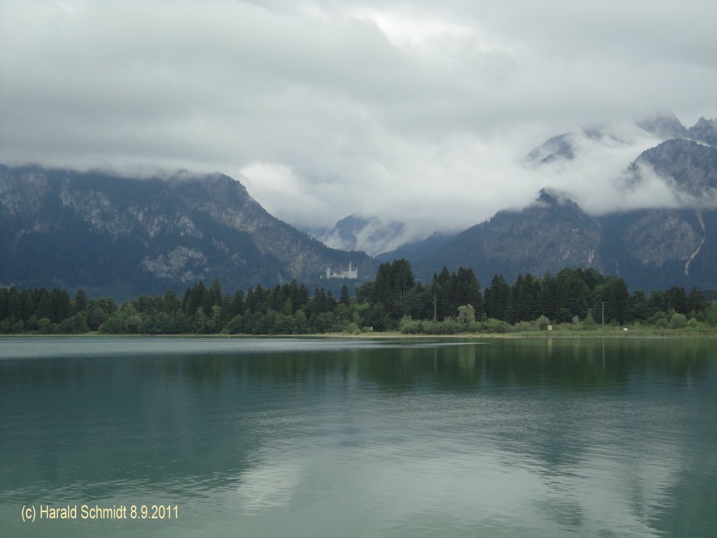 8.9.2011, Blick ber der Forgensee/Ostallgu auf die wolkenverhangenen Berge hinter Schloss Neuschwanstein 