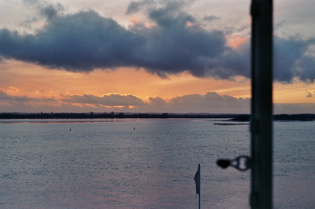 Abednlicher Blick auf die Elbe in Hamburg-Blankenese; aufgenommen aus der Wohnung eines Bekannten am 03.06.2012.