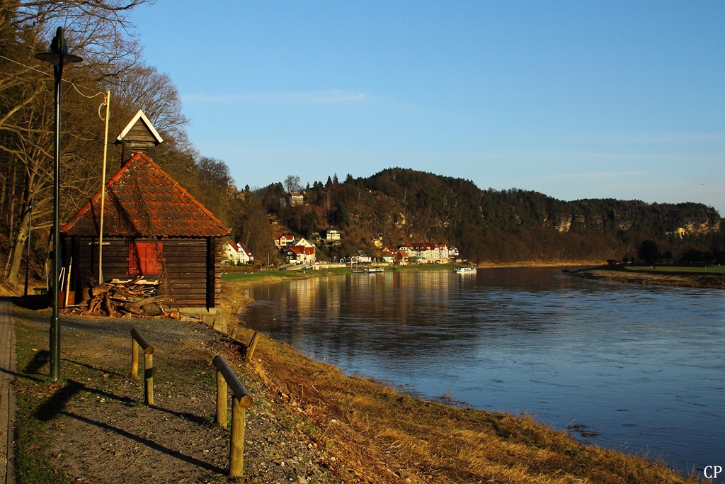 Abendliche Ansicht von Rathen. Eine Fähre bringt grade ein paar Gäste ans andere Elbufer. (19.03.2011)