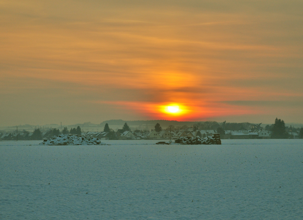 Abendsonne ber der Schneelandschaft bei Euskirchen-Palmersheim - 03.12.2010