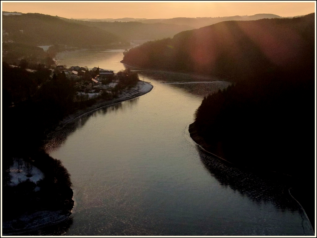 Abendstimmung am zugefrorenen Stausee der Obersauer in der Nhe von Kaundorf. 11.02.2012 (Hans)