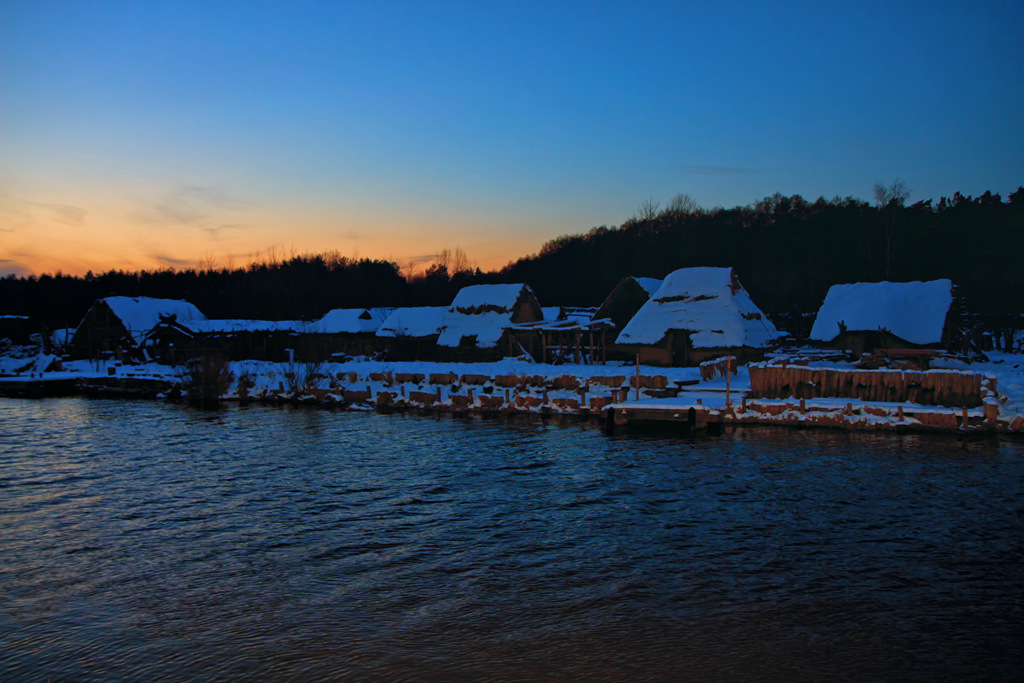 Abendstimmung an den schneebedeckten Hütten des Freilichtmuseums Ukranenland. - 21.01.2013