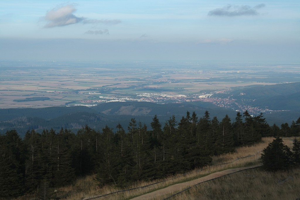 Abendstimmung auf dem Brocken; Blick am 10.09.2011 von der Treppe des Brockenhauses Richtung Nordosten ber Wernigerode und das nordstliche Harzvorland; Unter dem Horizont sind noch Magdeburg und Industrieanlagen zu erkennen, bis ca 80 km entfernt. Ein breiter Dunststreifen ist aufgezogen und das Wetter wird sich ndern...