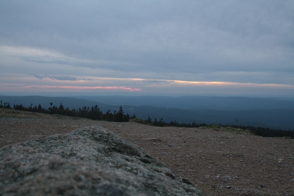 Abendstimmung auf dem Brocken vor Sonnenuntergang; Blick am 10.09.2011 vom Gipfelplateau des Berges nach Westen Richtung Torfhaus; man erkennt die beiden riesigen Antennen und Weserberglandschaften, so der 70 km entfernte Solling (links neben der groen Antenne am Horizont).