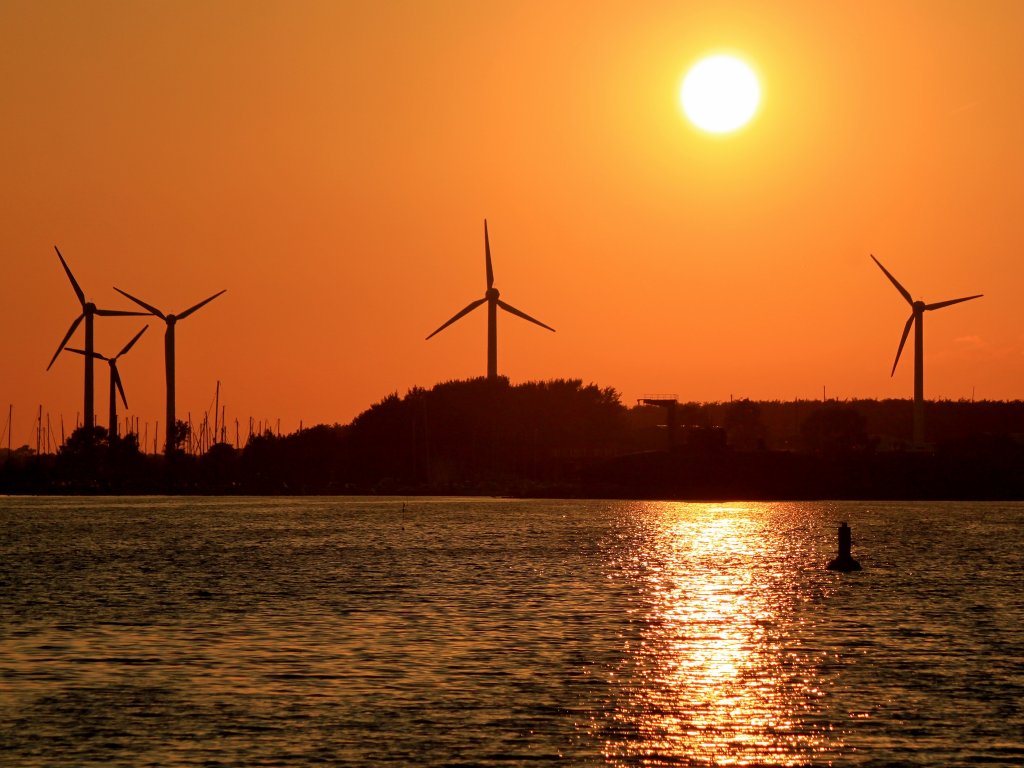 Abendstimmung mit den sich langsam drehenden Windrdern am Burger Binnensee auf Fehmarn.
Gesehen am 11.06.2013 von der Strandallee am Sdstrand.