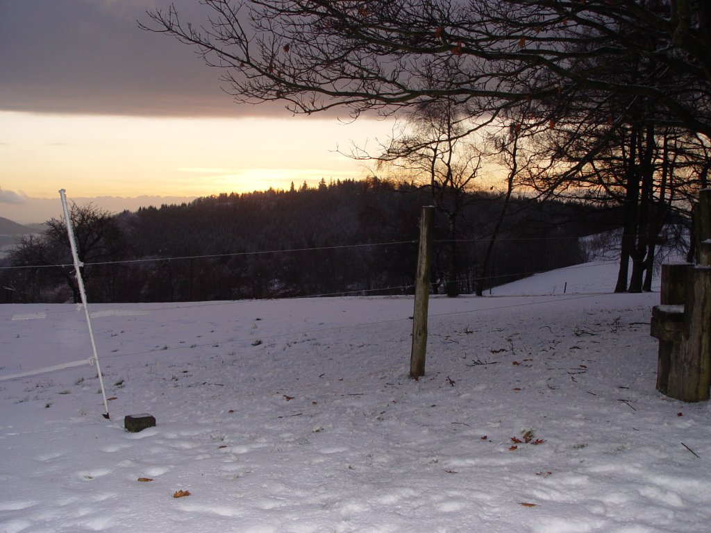 Abendstimmung in der verschneiten Rhn bei Grabenhfchen am 19.12.2008