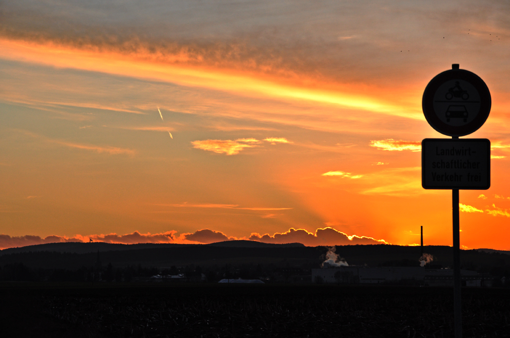 Abendstimmung/Sonnenuntergang ber der Eifel aus Richtung Euskirchen - 10.12.2011