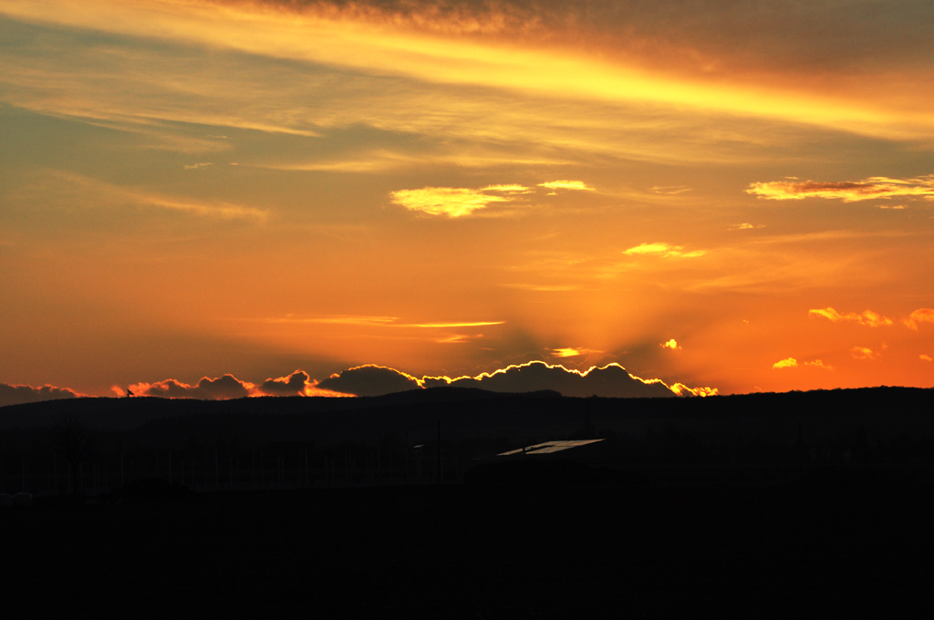 Abendstimmung/Sonnenuntergang ber der Eifel bei Bad Mnstereifel - 10.12.2012