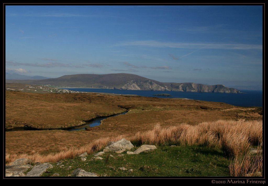 Achill Island - Blick auf Keel (An Caol) und die Menawn Cliffs, Irland County Mayo