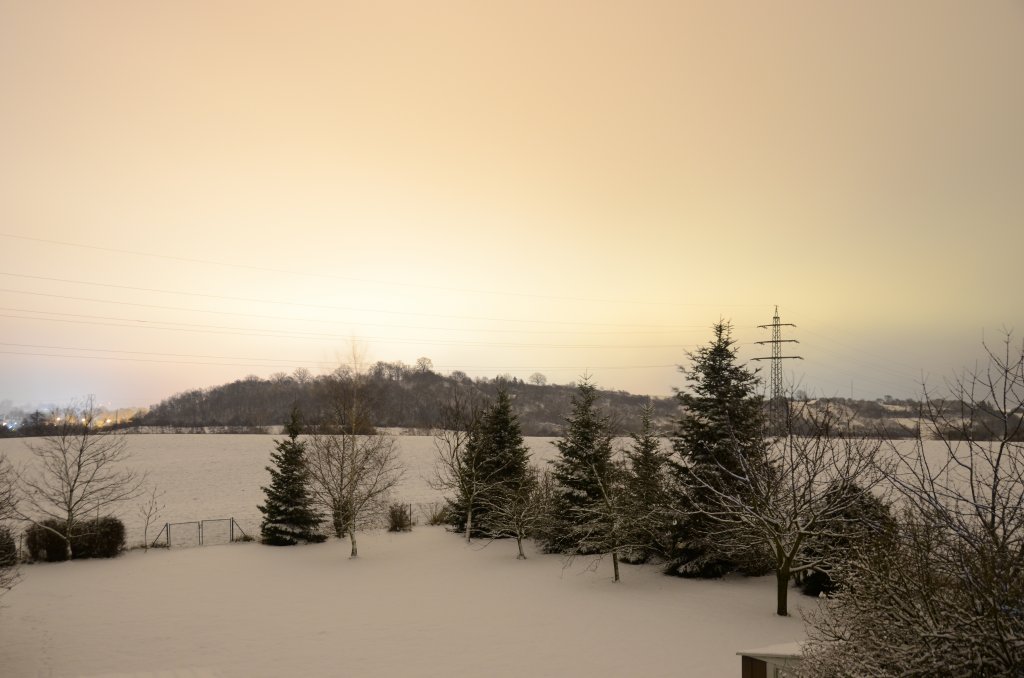 Alleine durch das Licht, da von der Stadt Neustadt Aisch abgestrahlt wird, kann man bei Nacht wunderbare Langzeitbelichtungen durchfhren (30 sek.) Das Licht wird von den Wolken reflektiert und von dem Schnee der heute gefallen ist. Auch wenn es eigentlich vllig dunkel wre, werden so umliegende Orte ausgeleuchtet.