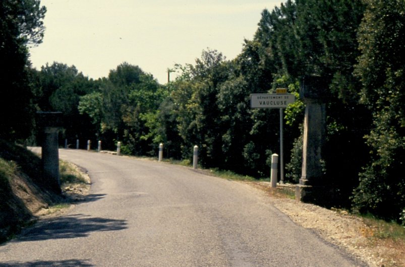 Am 01.05.1994 auf der D 11 zum Dpartement Vaucluse (Dia gescannt)